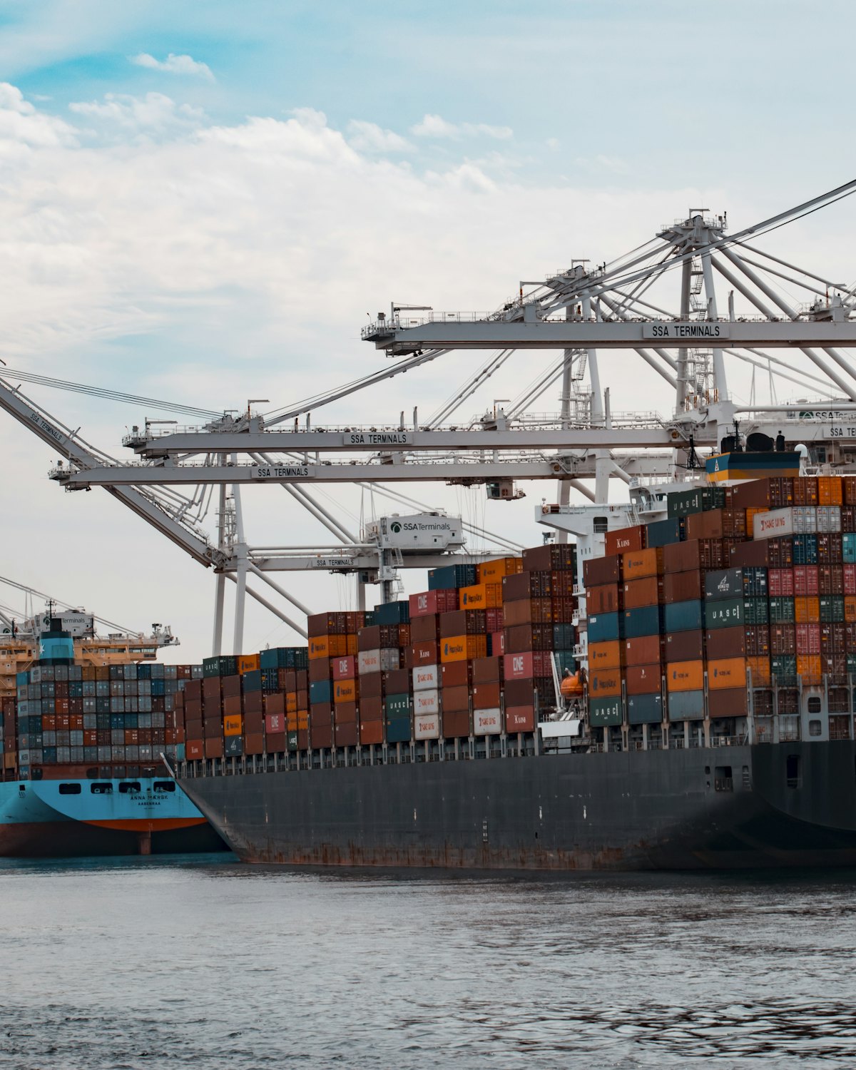 Buque portacontenedores atracado bajo las grúas del puerto