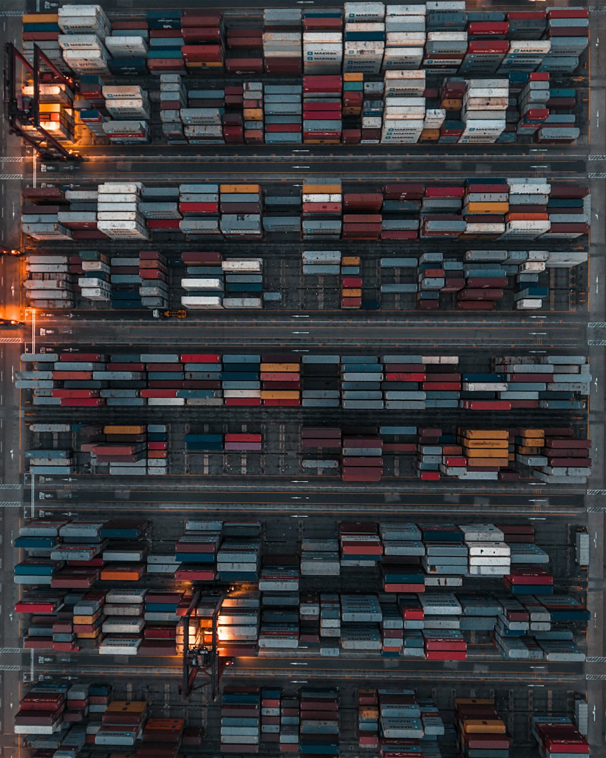 Vista cenital de filas de contenedores en una terminal